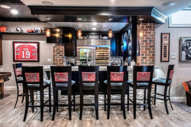 Home bar - eclectic home bar idea in Chicago