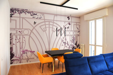 Idee per una sala da pranzo design con parquet chiaro e carta da parati