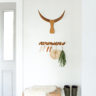 Inspiration för en stor eklektisk ingång och ytterdörr, med vita väggar, klinkergolv i terrakotta, en enkeldörr och en grå dörr