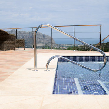 Piscina con cubierta automática y desbordante