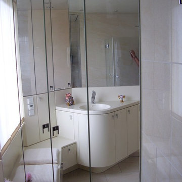 Blick in raumhohen Spiegelschrank