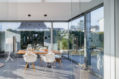 Modernes Esszimmer mit grauem Boden in Frankfurt am Main