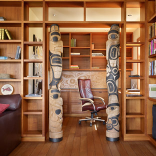 Esempio di uno studio tropicale con scrivania incassata