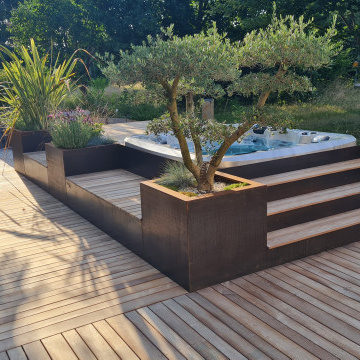 Spa encastré au centre d'une terrasse bois jardin contemporain et fonctionnel