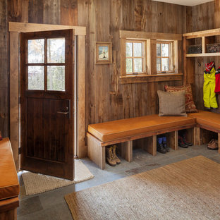 Idee per un ingresso con anticamera rustico con una porta singola e una porta in legno scuro