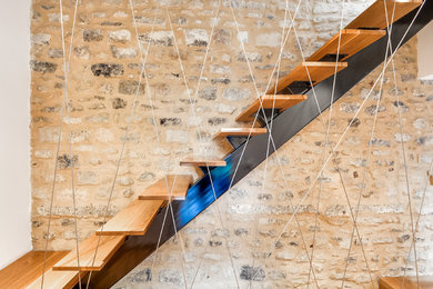 Exemple d'un grand escalier sans contremarche droit tendance avec des marches en bois.