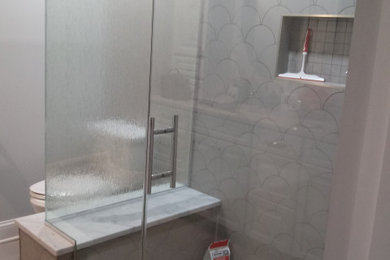 Idee per una stanza da bagno padronale moderna di medie dimensioni