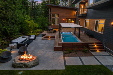 Example of a mid-century modern patio design in Seattle