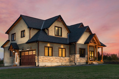 Imagen de fachada de dos plantas con revestimientos combinados y tejado de teja de madera