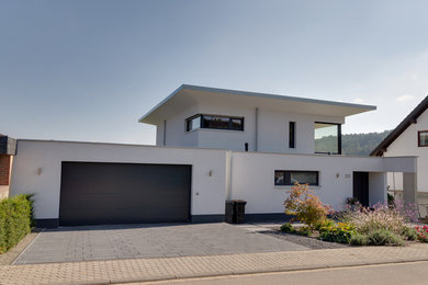 Zweistöckiges Modernes Haus mit weißer Fassadenfarbe und Flachdach in Köln