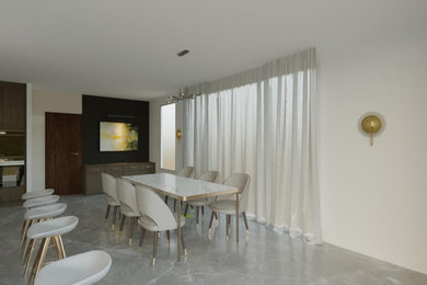 Dining room photo in Delhi