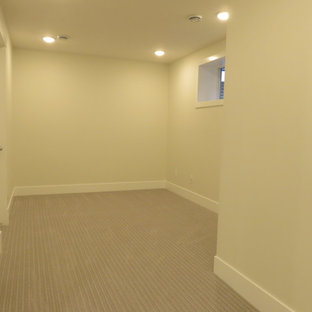 Ejemplo de sótano con ventanas clásico renovado, pequeño, con paredes blancas, moqueta y suelo gris