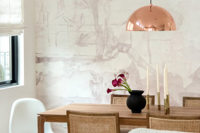 Modern inredning av en mellanstor matplats med öppen planlösning, med vita väggar och ljust trägolv