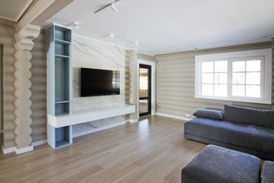 Ejemplo de salón contemporáneo grande con paredes beige, suelo de baldosas de porcelana, televisor colgado en la pared, suelo beige y madera