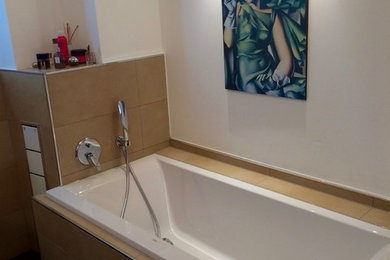 Mittelgroßes Duschbad mit flächenbündigen Schrankfronten, weißen Schränken, Einbaubadewanne, bodengleicher Dusche, Wandtoilette, beigen Fliesen, Aufsatzwaschbecken und braunem Boden in Dortmund