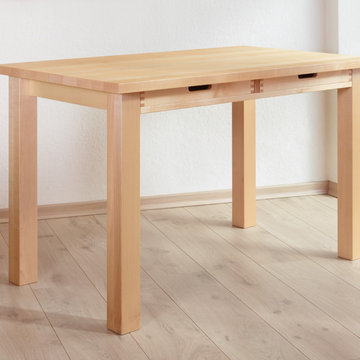 Schreibtisch mit Schubkästen