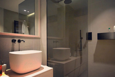 ミラノにあるモダンスタイルのおしゃれな浴室の写真
