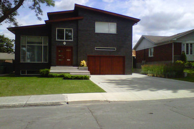 Photo of a front yard concrete paver landscaping in Montreal.