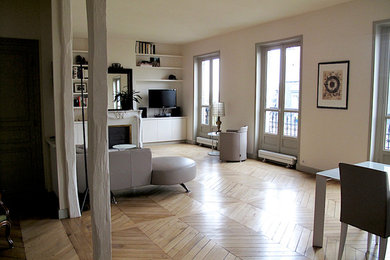 Idées déco pour un grand salon éclectique ouvert avec un mur gris, parquet clair, une cheminée standard, une salle de réception, un manteau de cheminée en pierre et un téléviseur indépendant.