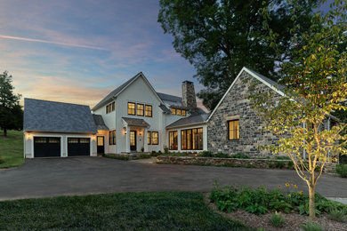 Diseño de fachada de casa blanca y gris de estilo de casa de campo grande de dos plantas con revestimientos combinados, tejado a dos aguas y tejado de teja de madera