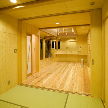 秋田杉の無垢床材を使用した明るく創造的な住まい