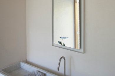 チャールストンにあるミッドセンチュリースタイルのおしゃれな浴室の写真