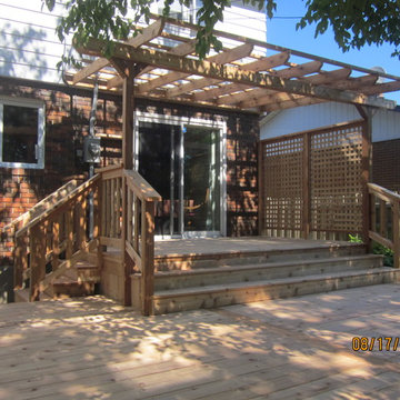 2 level deck in western red cedar with cover main deck and privacy screen