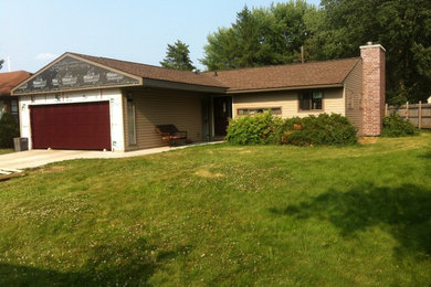 Inspiration for a timeless vinyl exterior home remodel in Other with a shingle roof