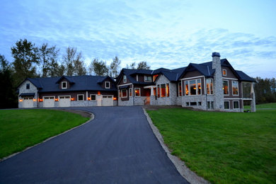 Cottage exterior home photo in Vancouver