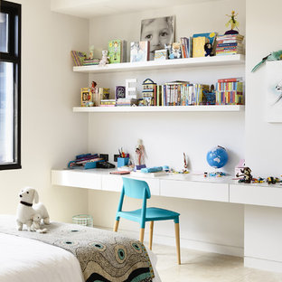 На фото: спальня в современном стиле с белыми стенами и полом из известняка с