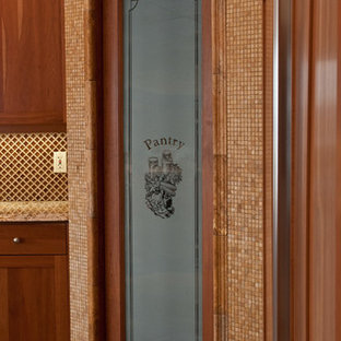 Große Klassische Küche in U-Form mit Vorratsschrank, Waschbecken, Schrankfronten im Shaker-Stil, hellbraunen Holzschränken, Laminat-Arbeitsplatte, Rückwand aus Glasfliesen, Küchengeräten aus Edelstahl, Schieferboden, Halbinsel, Küchenrückwand in Braun und braunem Boden in Sonstige