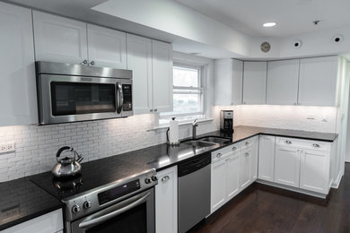 Example of a kitchen design in Chicago