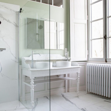 Création de deux salles de bain dans une pièce vide
