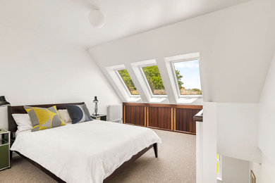 This is an example of a contemporary bedroom in London.