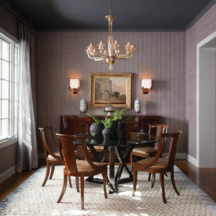 Geschlossenes Klassisches Esszimmer ohne Kamin mit lila Wandfarbe und braunem Holzboden in Austin