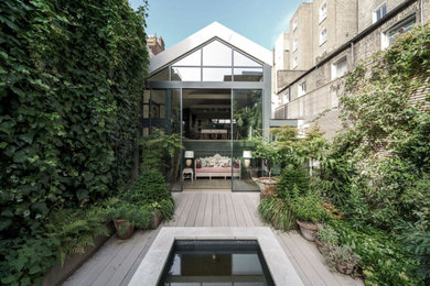 This is an example of a contemporary swimming pool in London.