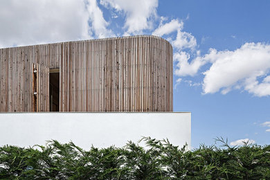 Foto della villa bianca contemporanea a un piano di medie dimensioni con rivestimenti misti, tetto piano e copertura verde