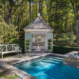 ニューヨークのシャビーシック調のおしゃれなプールの写真