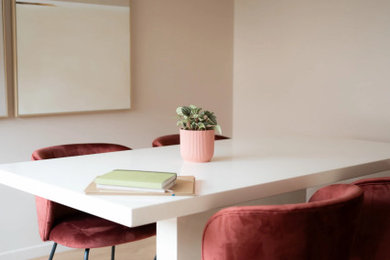 Exemple d'un bureau tendance de taille moyenne avec un mur beige, parquet clair et un sol marron.