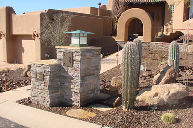 Photo of a southwestern landscaping in Phoenix.
