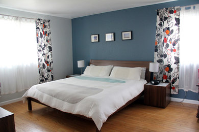 サンルイスオビスポにある中くらいなコンテンポラリースタイルのおしゃれな寝室 (青い壁、無垢フローリング、茶色い床) のインテリア