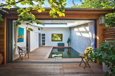 Idée de décoration pour une piscine design.