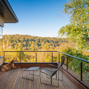 DC: Airy Modern Perch Over the Potomac River