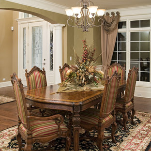 75 Most Popular Traditional Centerpieces Dining Room Design Ideas for