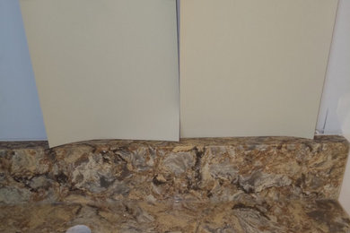 ワシントンD.C.にあるコンテンポラリースタイルのおしゃれな浴室 (グレーのキャビネット、クオーツストーンの洗面台、黄色い洗面カウンター、洗面台1つ) の写真