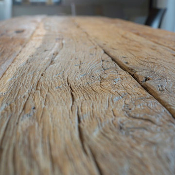 Natürlicher Holztisch in moderner Wohnung