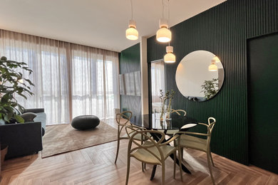 Immagine di una piccola sala da pranzo aperta verso la cucina design con pareti verdi, pavimento in gres porcellanato e pavimento marrone