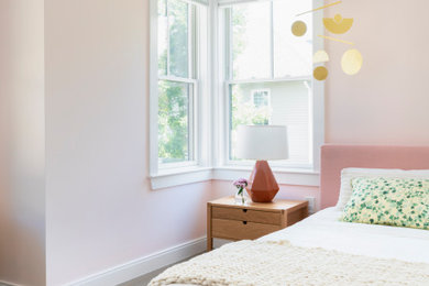 Modelo de dormitorio ecléctico con paredes rosas