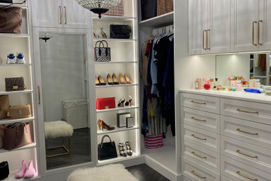 Diseño de armario y vestidor minimalista grande