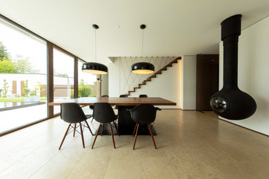 Modernes Esszimmer mit Kalkstein und beigem Boden in Stuttgart